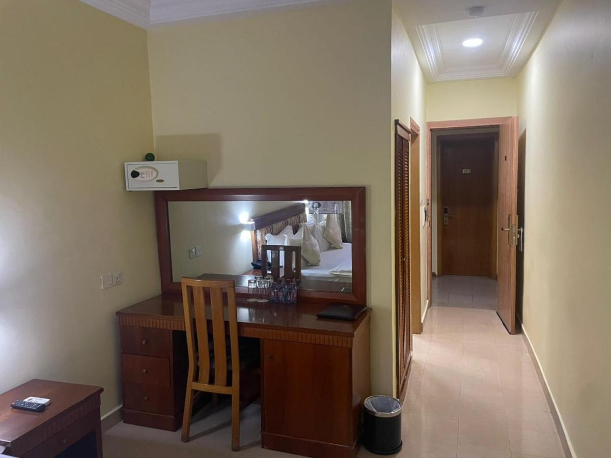Hotel Marjorie 'Y' Tema Kültér fotó